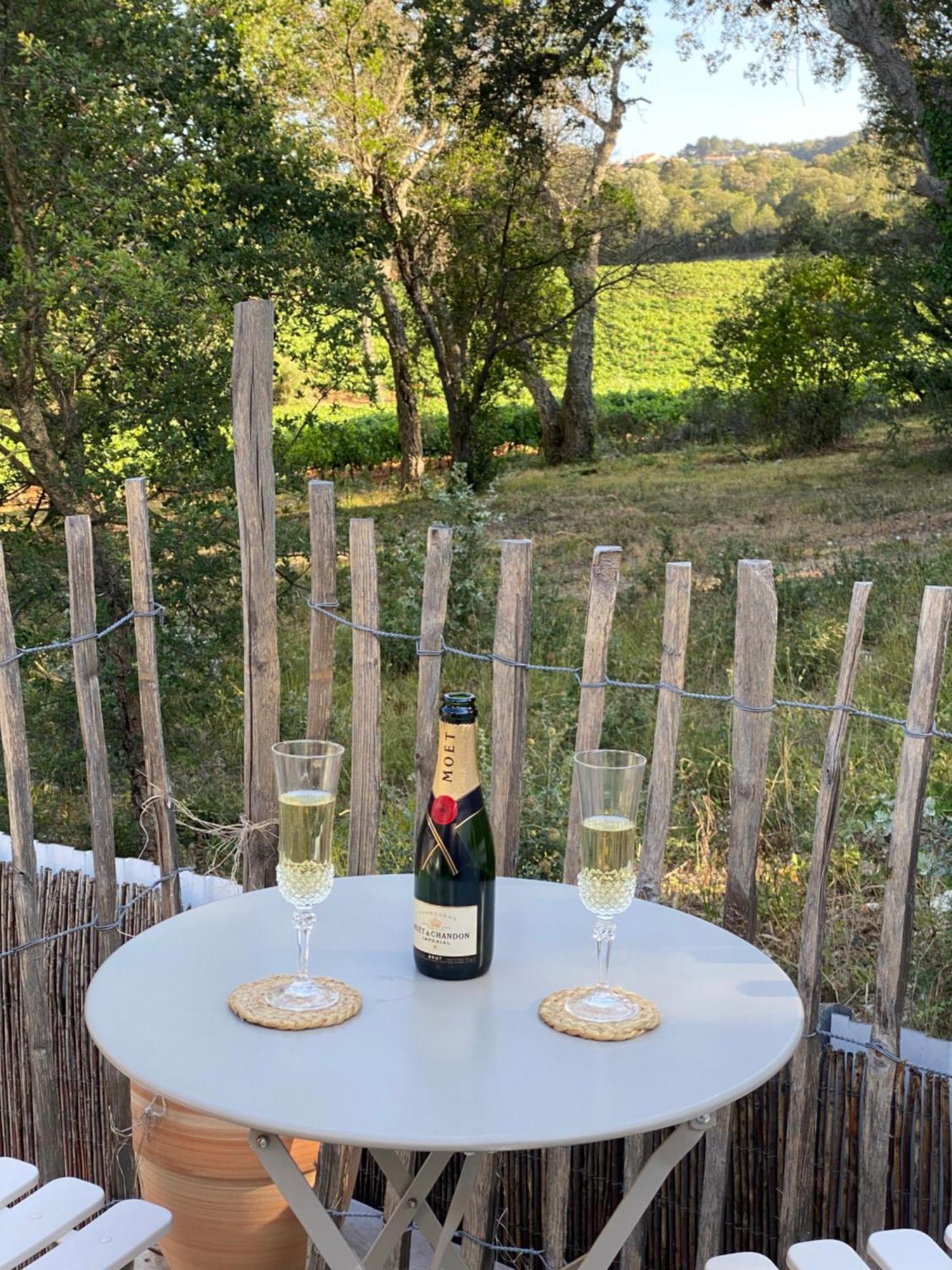 Le Cabanon De Val Bed & Breakfast Gassin Bagian luar foto