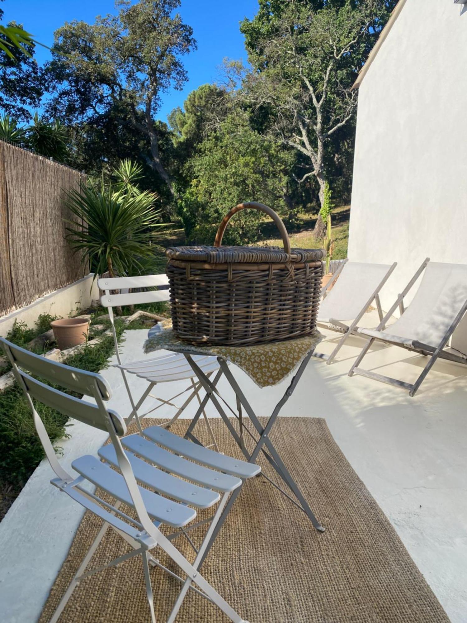 Le Cabanon De Val Bed & Breakfast Gassin Bagian luar foto
